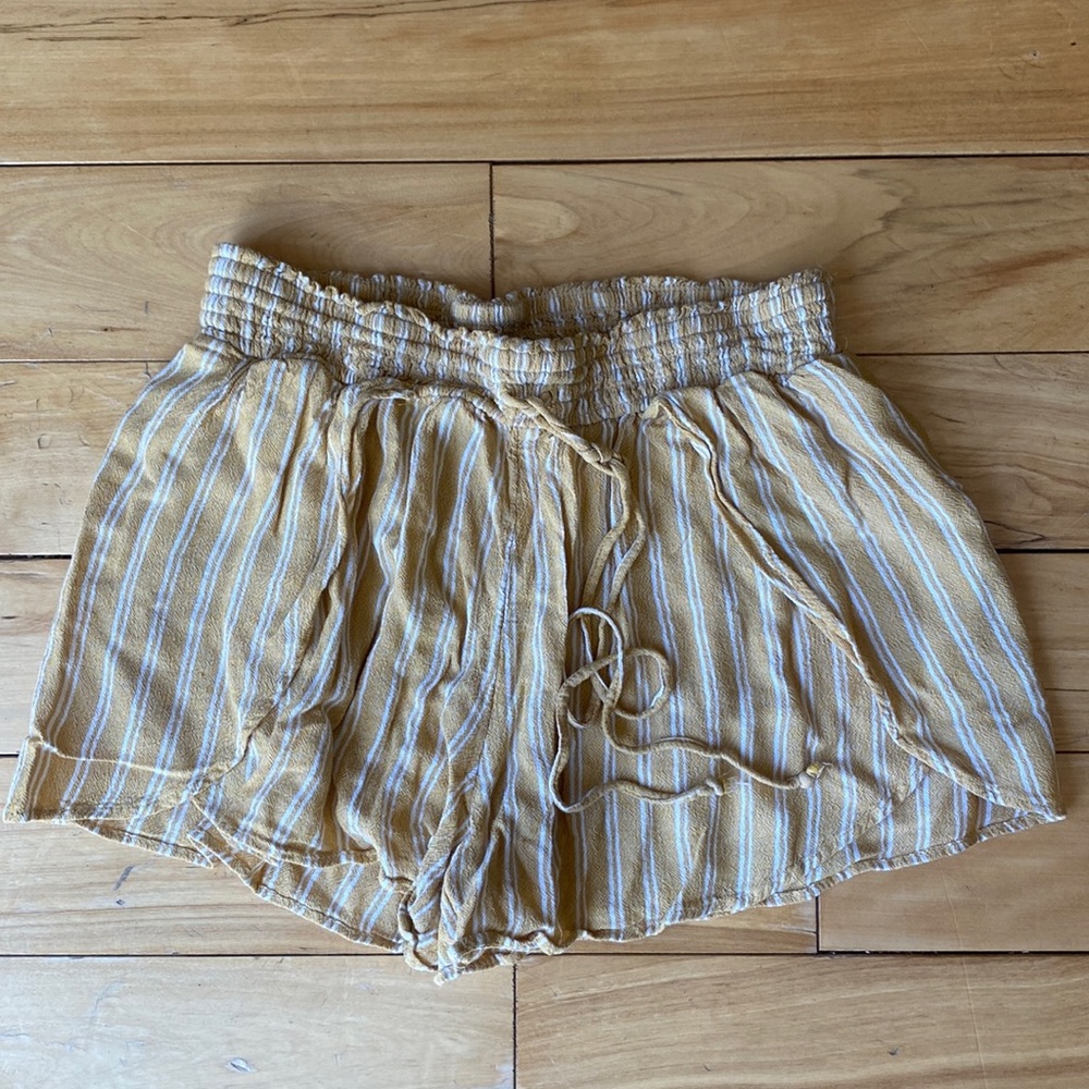 American Eagle yellow and white striped flowy shorts